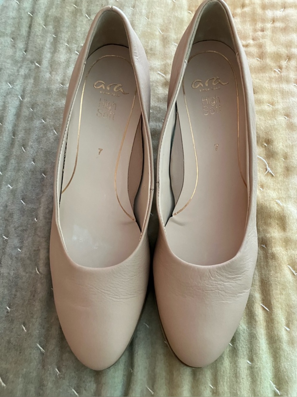 Ara Women's Light Beige Soft Leather 2.5” block heel.  US 9.5